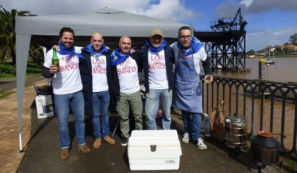 Algunos acompa&ntilde;aron con sidra la comida.. R.A.
