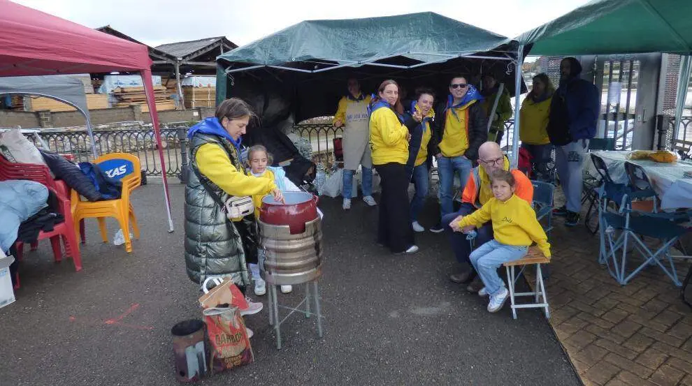 Las pe&ntilde;as vistieron sus camisetas y sudaderas. R.A.