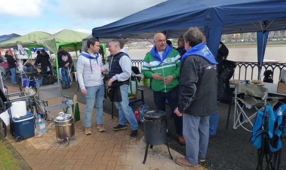 Los grupos tomaron el aperitivo mientras cocinaron. R.A.