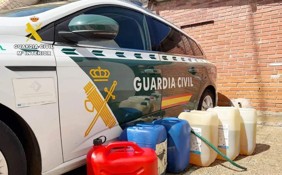 Garrafas incautadas por la Guardia Civil.
