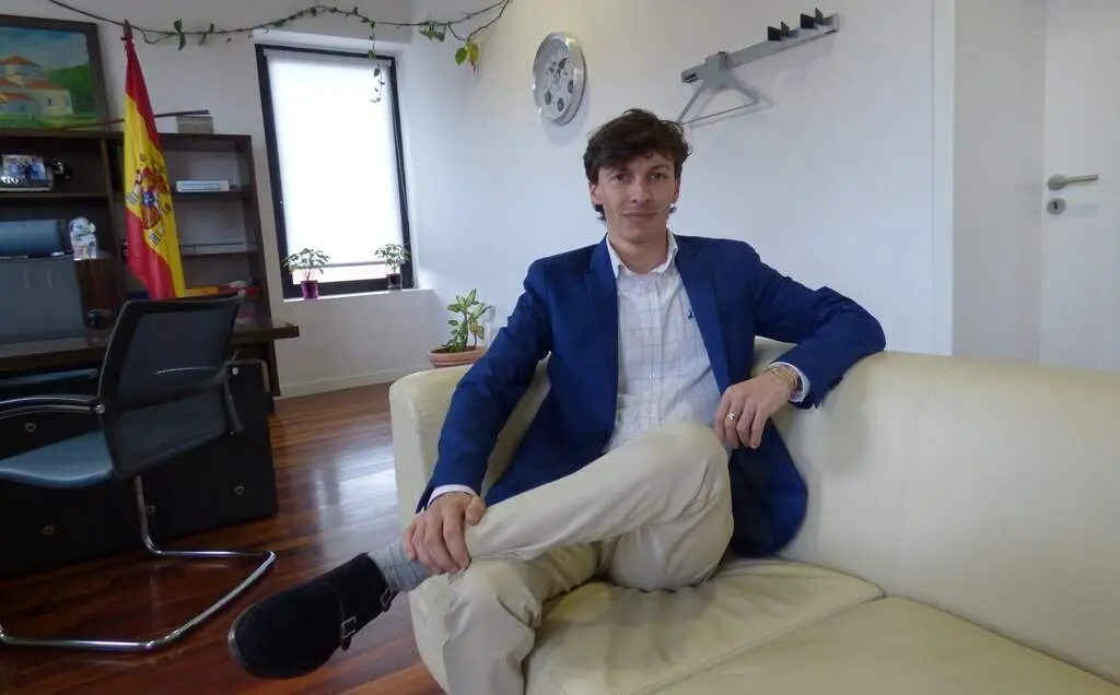 El alcalde de Casta&ntilde;eda, Marcos Garc&iacute;a, en su despacho. R.A.