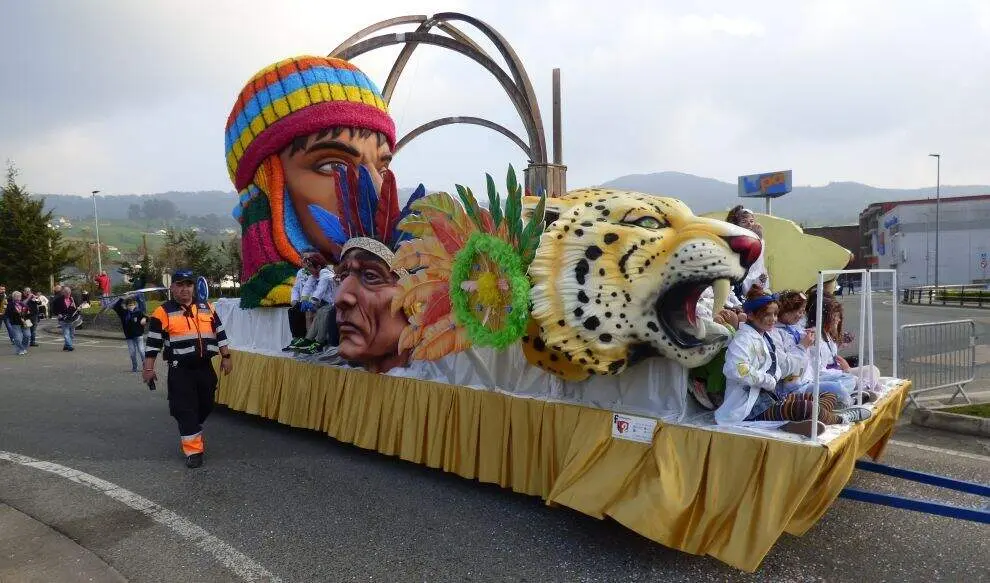Seis carrozas desfilaron este a&ntilde;o. R.A.