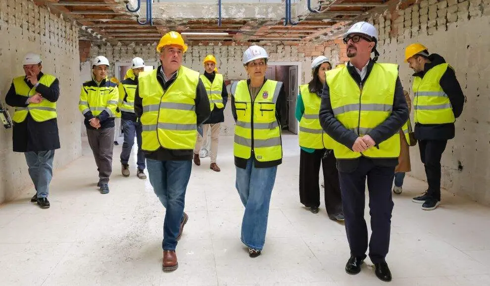 Las autoridades pol&iacute;ticas visitan las obras del centro de salud de Reinosa.