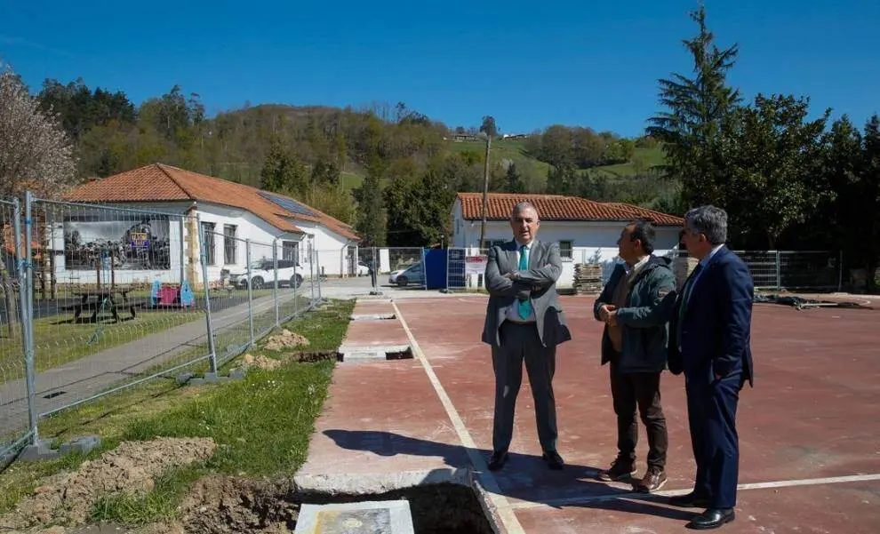 Las autoridades pol&iacute;ticas visitan varias actuaciones en Molledo.