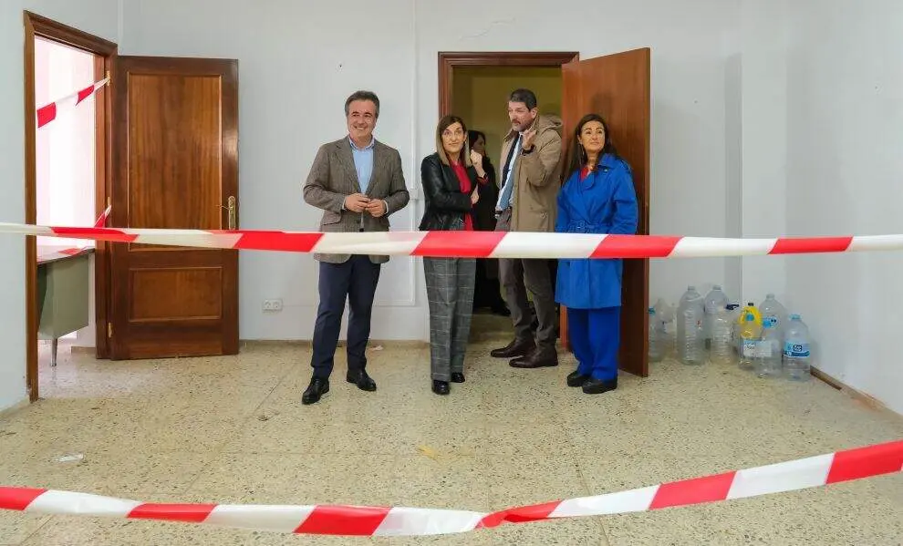 Las autoridades pol&iacute;ticas visitan las instalaciones de Parayas.