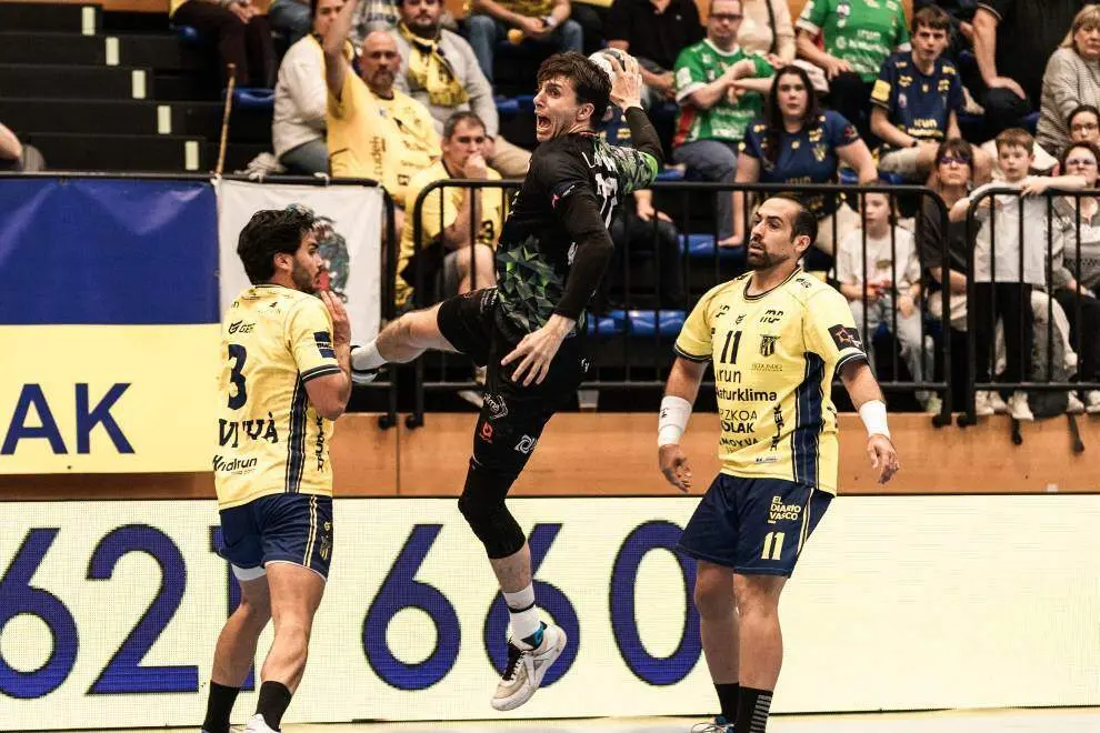 Un instante del encuentro del Batcho MB Torrelavega.