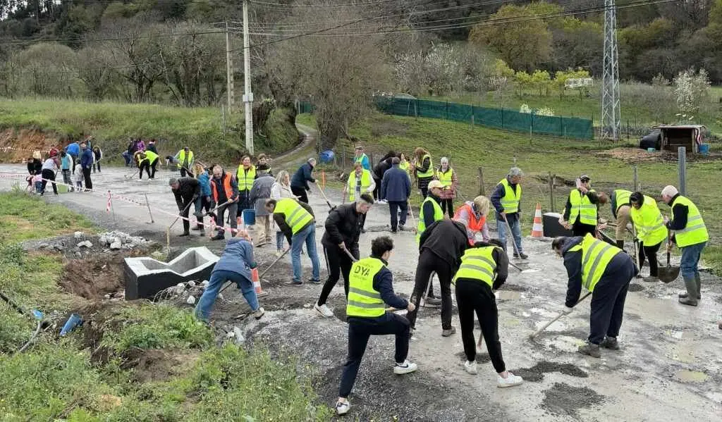 Los vecinos de Se&ntilde;a arreglan la carretera al Alto de Laredo.