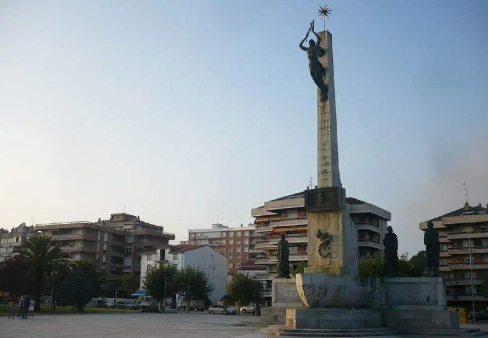 Monumento a Carrero Blanco en Santo&ntilde;a. R.A.