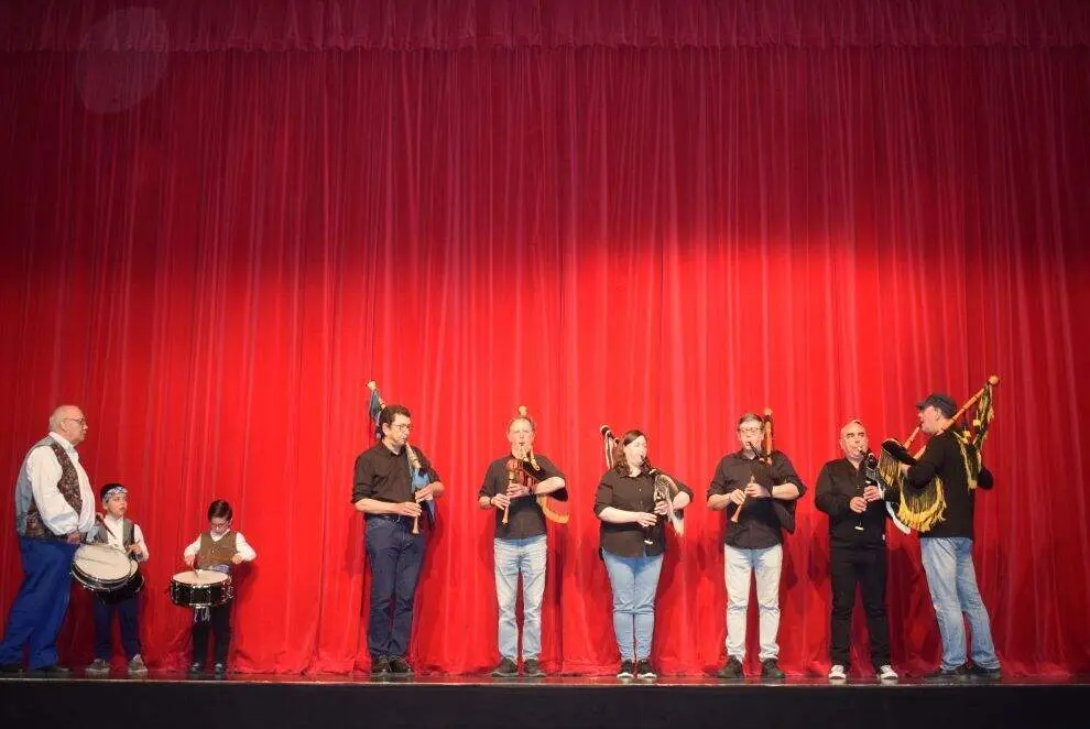 El acto sirvi&oacute; para contra su historia.