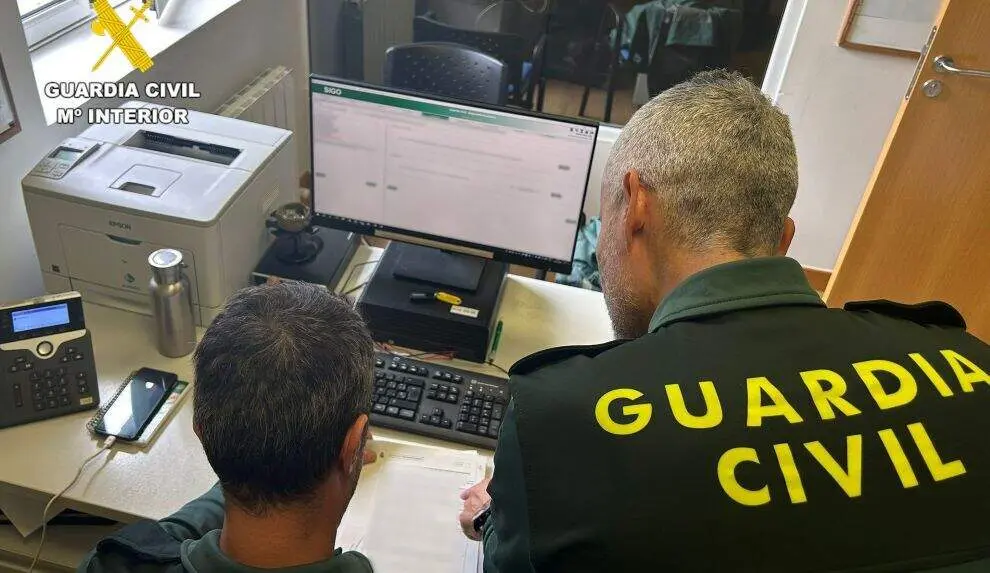 Agentes investigan la presunta estafa.