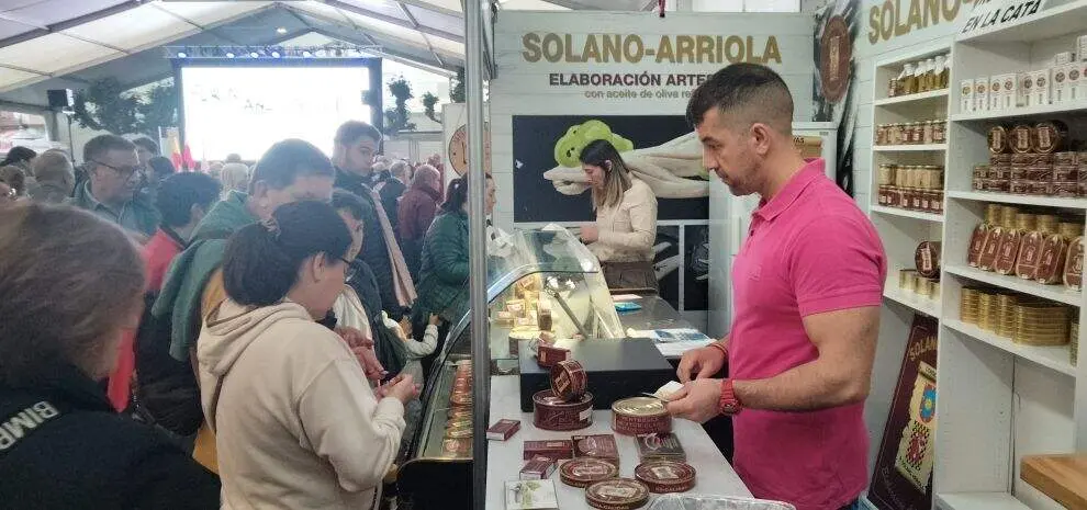 Expositor de Solano-Arriola en la feria. R.A.