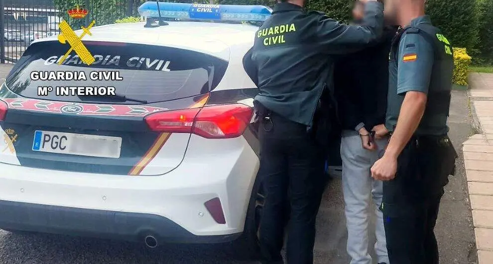 Un momento de la detenci&oacute;n por la Guardia Civil.