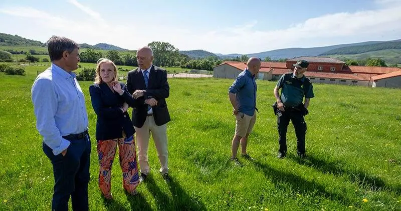 Las autoridades pol&iacute;ticas en su visita a la Hermandad de Campoo de Suso.