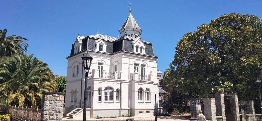 Edificio Villaluz en Colindres. R.A.