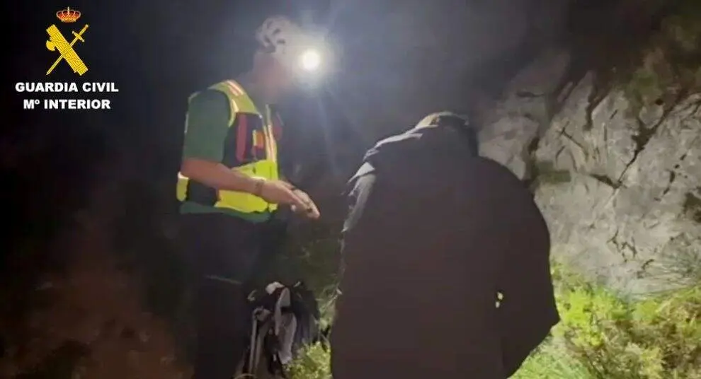 Un momento del rescate por la noche.