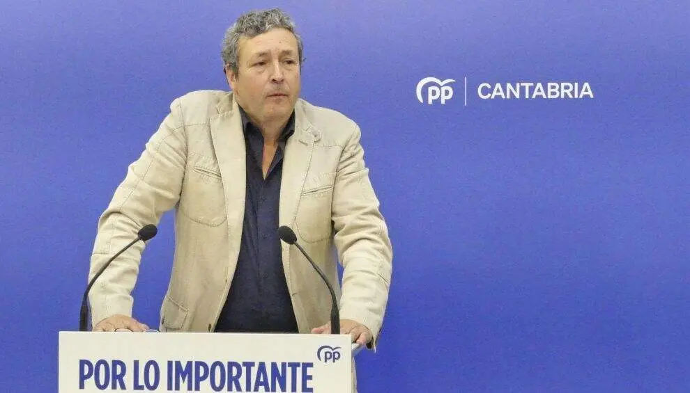 I&ntilde;igo Fern&aacute;ndez en la rueda de prensa.