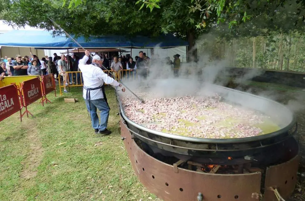 Preparando la paella en Los Remedios. R.A.