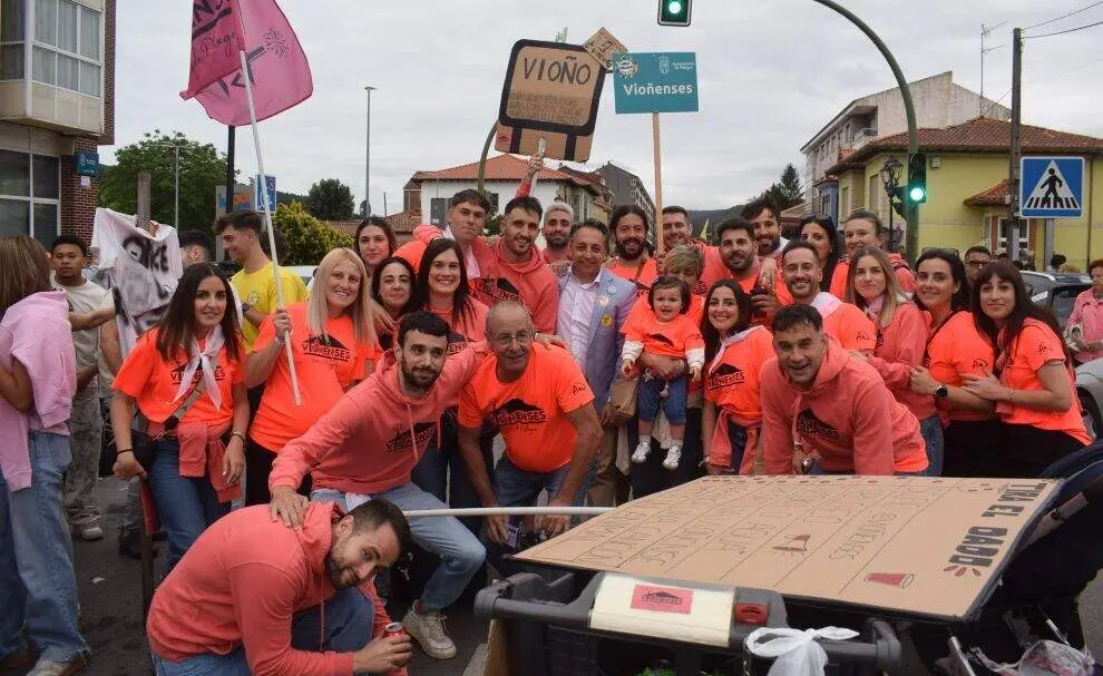 Desfile de las pe&ntilde;as en Renedo.
