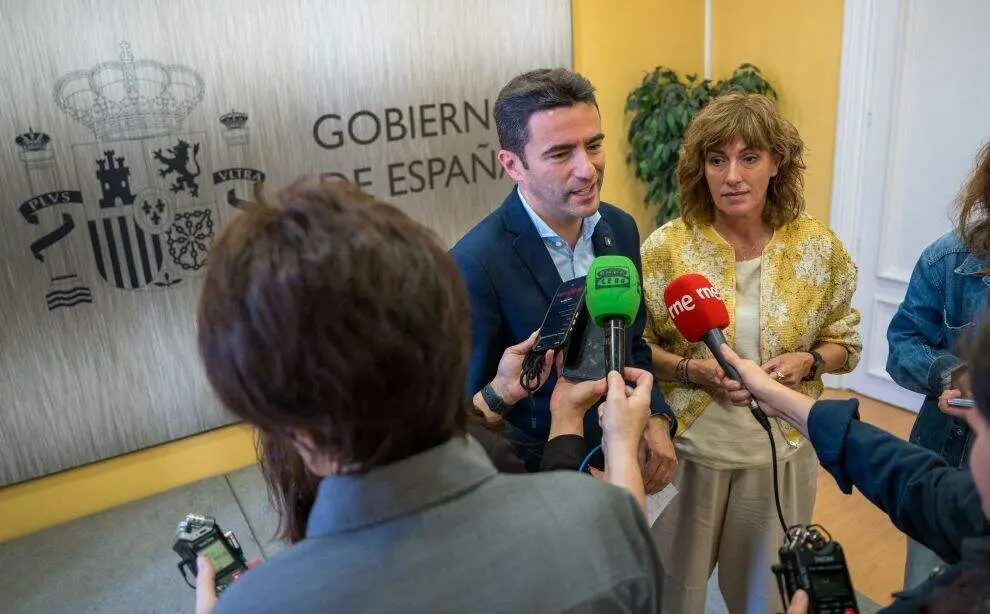 Los pol&iacute;ticos atienden a los medios de comunicaci&oacute;n.