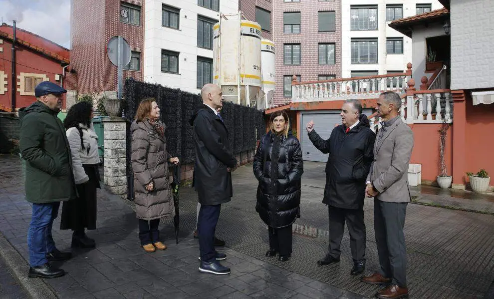 Visita a los dos inmuebles adquiridos en Los Corrales de Buelna.