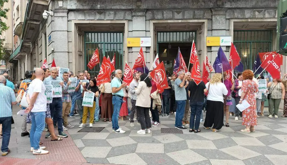 Concentraci&oacute;n de sindicatos y trabajadores en Santander.