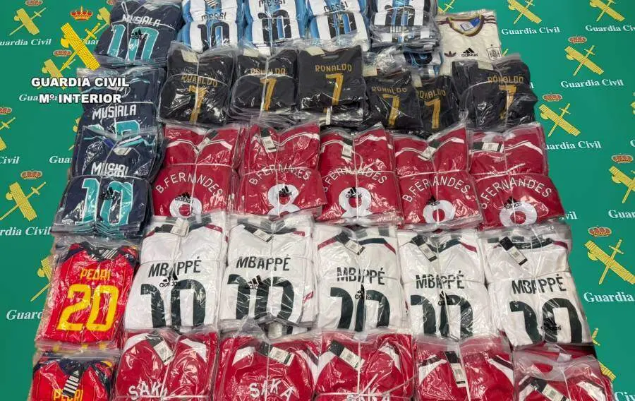Camisetas de f&uacute;tbol intervenidas por la Guardia Civil.