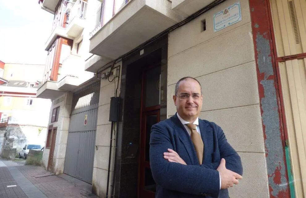El concejal de Vox, Salvador Sarabia, en la calle dedicada a los marineros santo&ntilde;eses que participaron en el Descubrimiento de Am&eacute;rica. R.A.