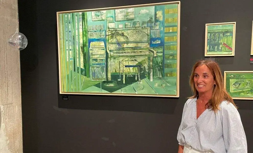La artista Noelia Cuevas en la muestra.