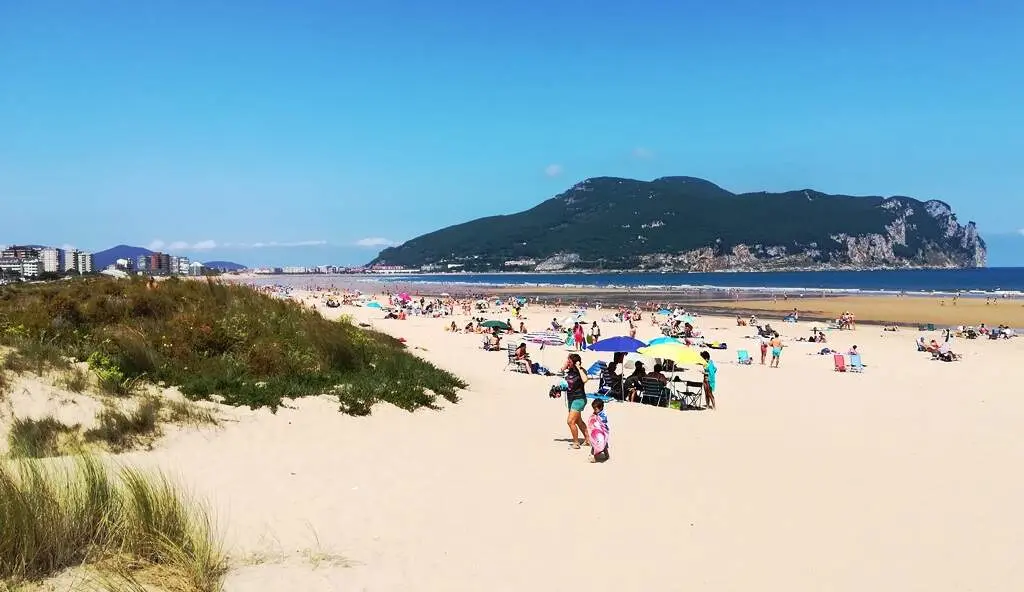 Playa de Laredo en verano. R.A.