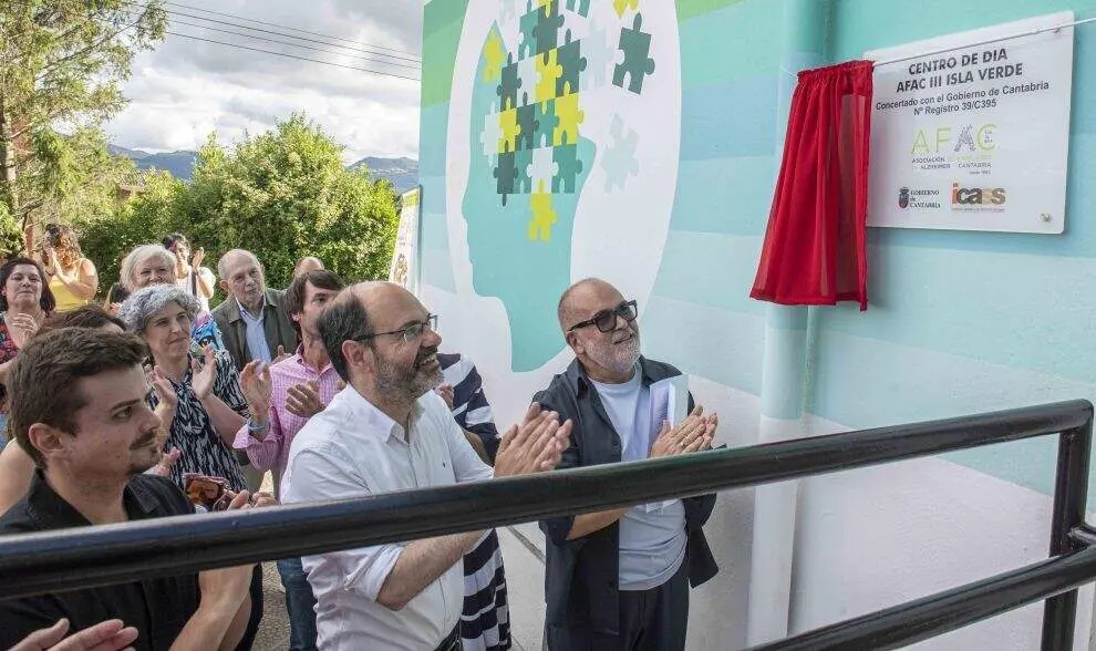 Un momento de la inauguraci&oacute;n del centro en Torrelavega.