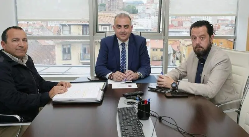 Encuentro entre el consejero de Fomento y el alcalde de Molledo.