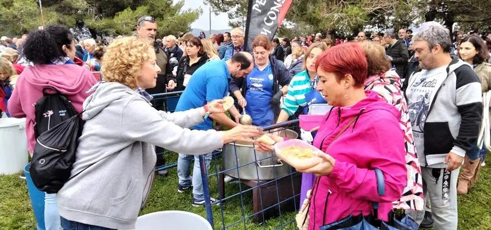 Reparto de marmite en Santo&ntilde;a. R.A.