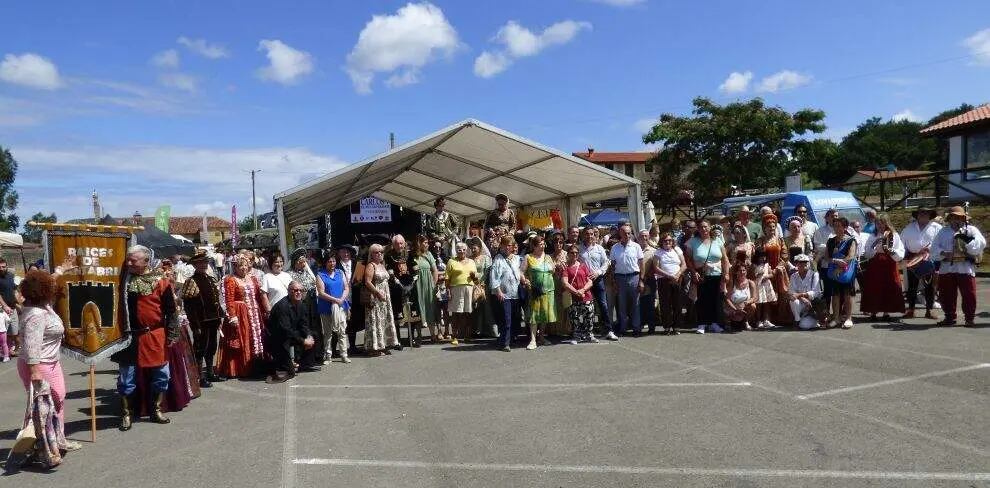 Vecinos y figurantes en la fotograf&iacute;a de familia. R.A.