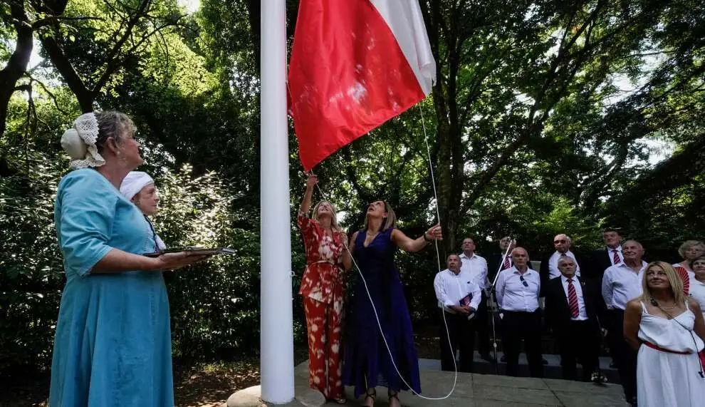 Izado de la bandera de Cantabria en Puente San Miguel.
