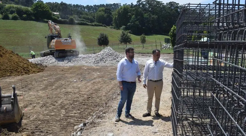 Inicio de las obras de la cubierta del parque infantil en Mortera.