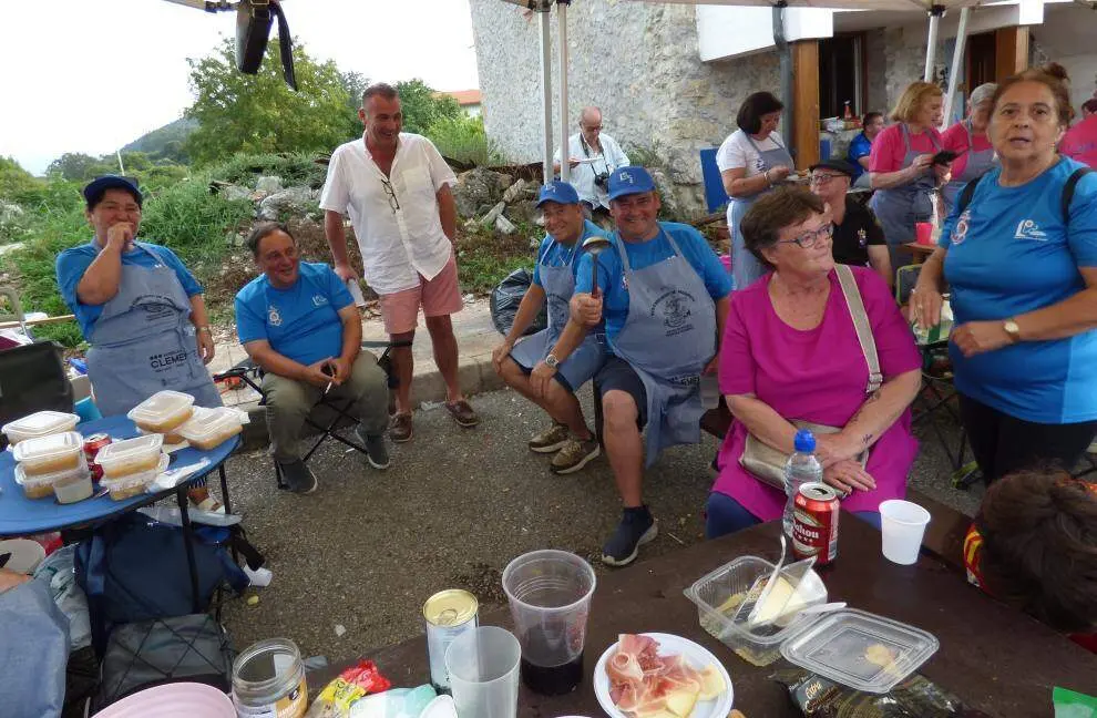 Los grupos acabaron cenando el marmite. R.A.