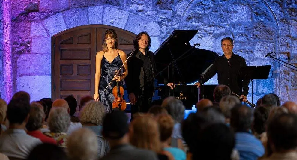 Los tres m&uacute;sicos en su concierto.