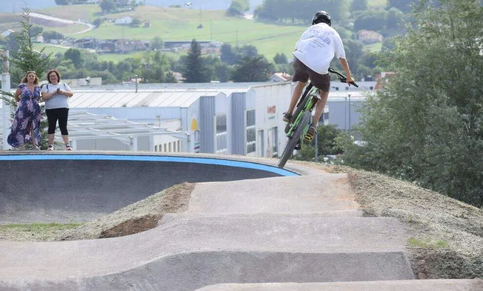 Los j&oacute;venes en el nuevo bike park en Parbay&oacute;n.