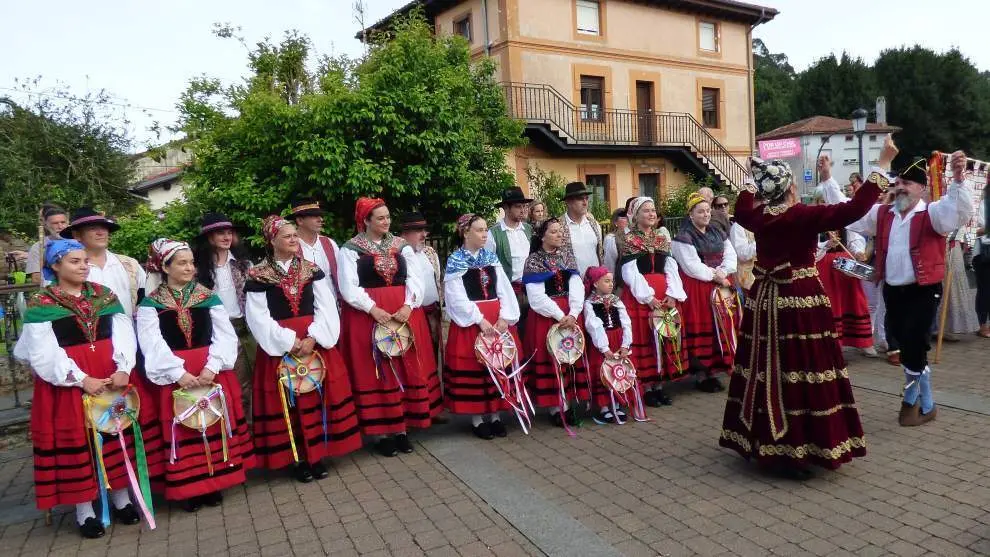 M&uacute;sica tradicional en el acto. R.A.