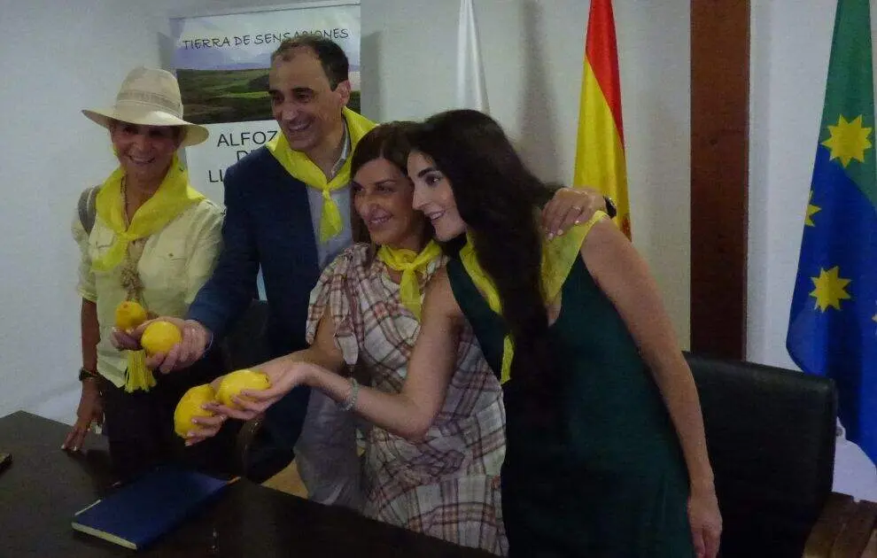 Firme en el Libro de Honor del Ayuntamiento. R.A.