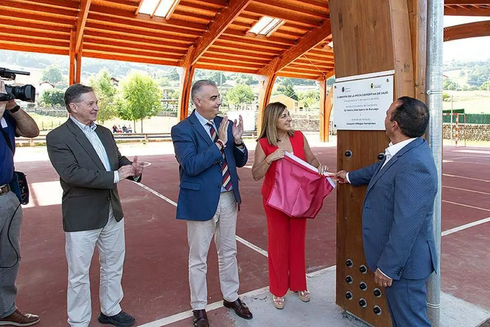 Obras de la cubierta pista deportiva en Sili&oacute;, en Molledo.