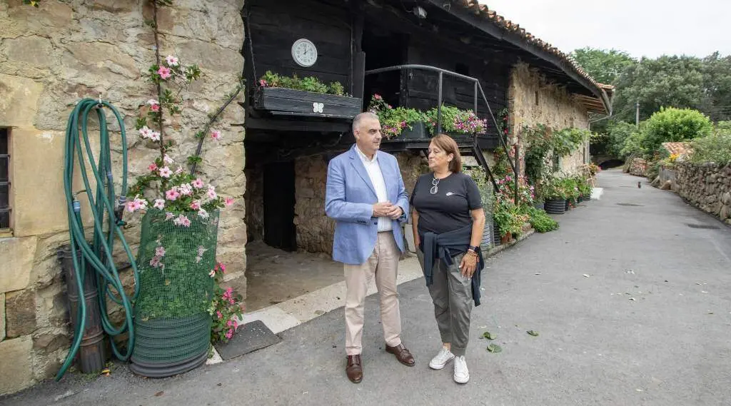 El consejero de Vivienda y la alcaldesa de Cabu&eacute;rniga.