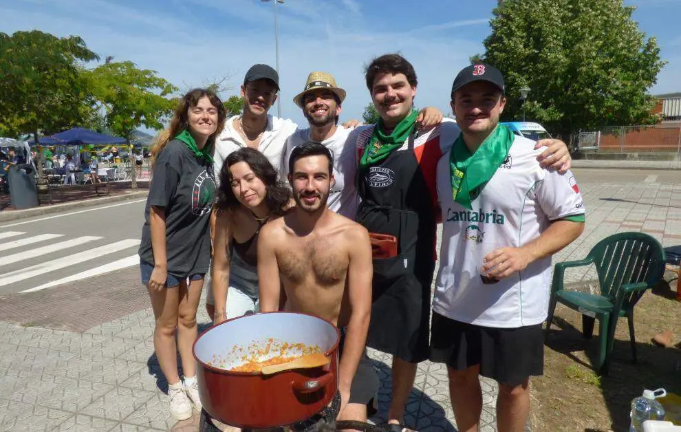 Buen ambiente en el Concurso de marmita de Colindres. R.A.