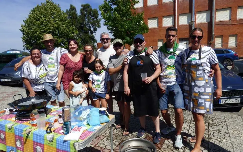 Los grupos acompa&ntilde;aron la marmita con otro segundo plato. R.A.
