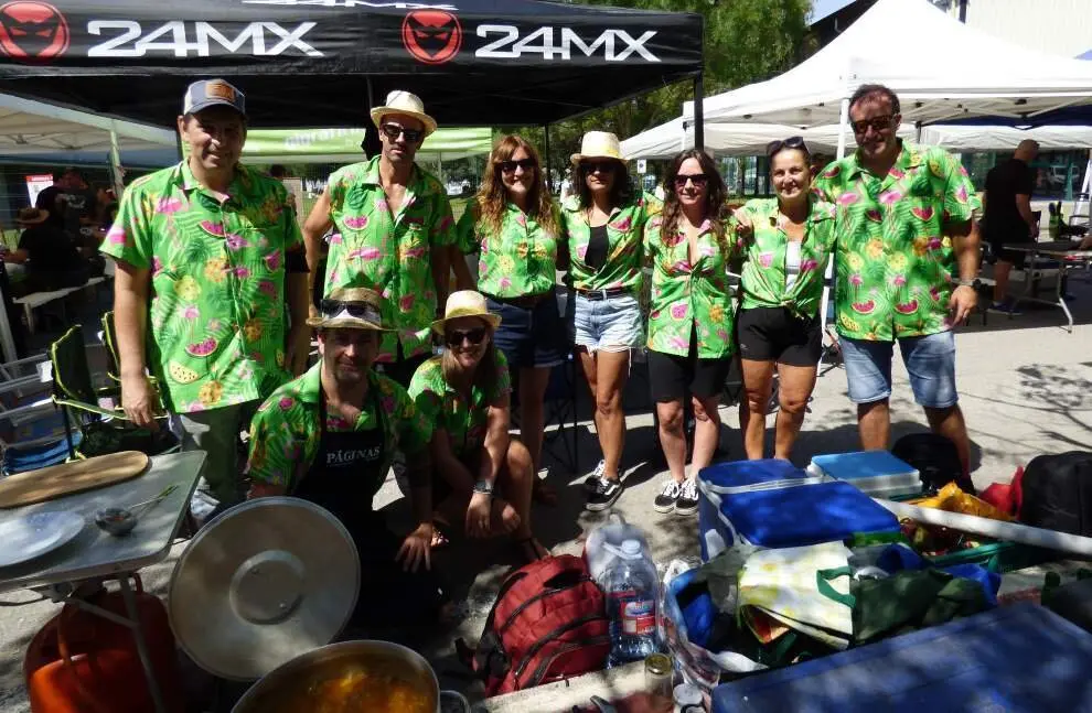 Camisetas coloridas y de las fiestas locales estuvieron presentes entre los grupos. R.A.