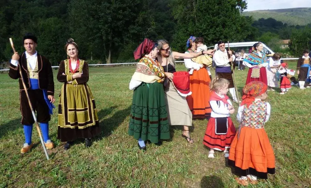 Desfile de trajes regionales. R.A.