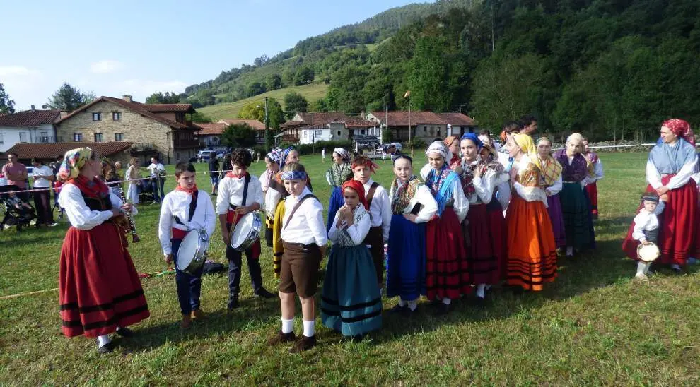 Bailes regionales en Lloreda. R.A.