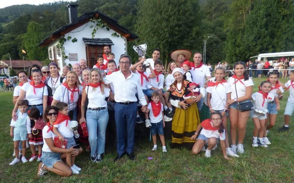 El alcalde Francisco Viar con los participantes. R.A.