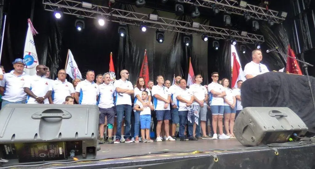 Manuel Vinatea y los integrantes de la Cofrad&iacute;a de Pescadores en el preg&oacute;n. R.A.
