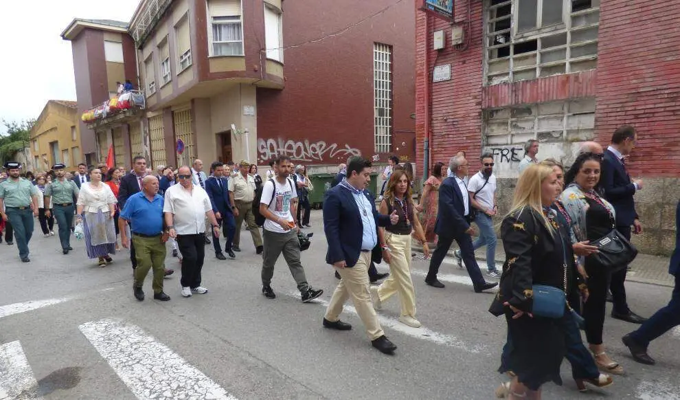 Vecinos y pol&iacute;ticos hacia el puerto pesquero. R.A.